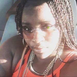 Meet your Posher, Desiree